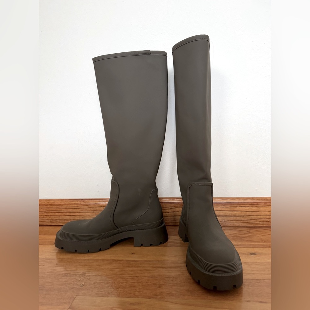 Zara - Low Heel Rubberized Boots - size 38/US 7.5 - Picture 4 of 7
